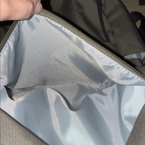 EVERLANE - The ReNew Transit Backpack - Picture 9 of 11